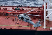 Ein US-Hubschrauber vom Typ Sea Hawk unmittelbar vor der Enterung des Öltankers Veronica III im Indischen Ozean.