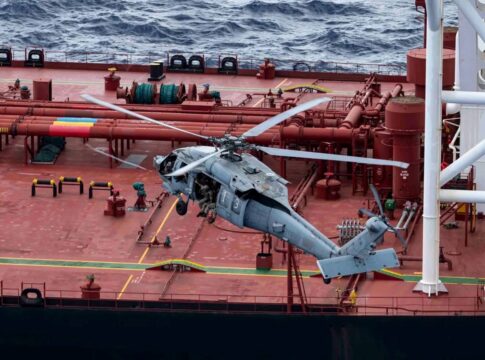 Enterungs-Hattrick: U.S. Navy bringt dritten Öltanker auf 5 Ein US-Hubschrauber vom Typ Sea Hawk unmittelbar vor der Enterung des Öltankers Veronica III im Indischen Ozean.