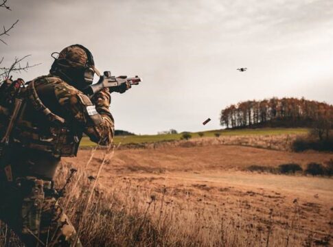 Auf der Enforce Tac 2026 präsentiert Aimpoint unter anderem das zur Drohnenabwehr mit Schrotflinten geeignete Visier Acro P-2 9 MOA.
