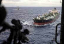 Blick über die Schulter eines Scharfschützen der US-Spezialkräfte aus dem Hubschrauber auf den Tanker Aquila II vor dessen Enterung.