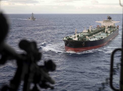 US-Spezialkräfte entern erneut Öltanker auf hoher See 9 Blick über die Schulter eines Scharfschützen der US-Spezialkräfte aus dem Hubschrauber auf den Tanker Aquila II vor dessen Enterung.