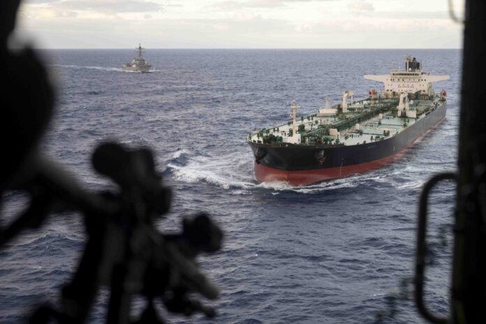 Blick über die Schulter eines Scharfschützen der US-Spezialkräfte aus dem Hubschrauber auf den Tanker Aquila II vor dessen Enterung.