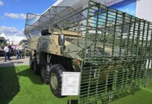 Der BTR-22 mit Käfigpanzerung bei einer früheren Ausstellung 2024.