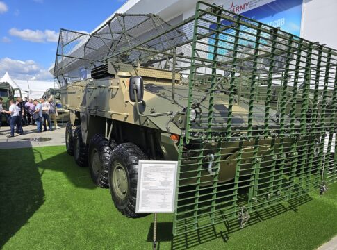 Der BTR-22 mit Käfigpanzerung bei einer früheren Ausstellung 2024.