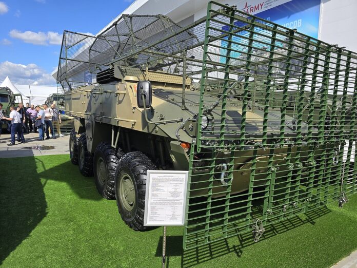 Der BTR-22 mit Käfigpanzerung bei einer früheren Ausstellung 2024.