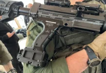 Das Zielassistenzsystem IWI Arbel an einem leichten Maschinengewehr Negev.