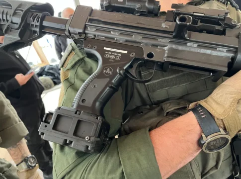 IWI Arbel: Viel Interesse an Zielhilfssystem auf Enforce Tac 5 Das Zielassistenzsystem IWI Arbel an einem leichten Maschinengewehr Negev.