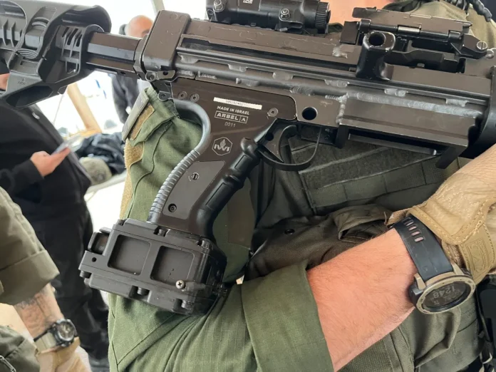 Das Zielassistenzsystem IWI Arbel an einem leichten Maschinengewehr Negev.