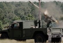 Vampire Counter-Drone-System in der Variante Vampire Stalker XR auf einem Standard-Humvee, beim Verschuss einer APKWS-Rakete.
