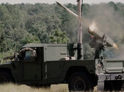 Drohnenabwehrsystem Vampire: L3Harris zeigt neue Varianten 21 Vampire Counter-Drone-System in der Variante Vampire Stalker XR auf einem Standard-Humvee, beim Verschuss einer APKWS-Rakete.