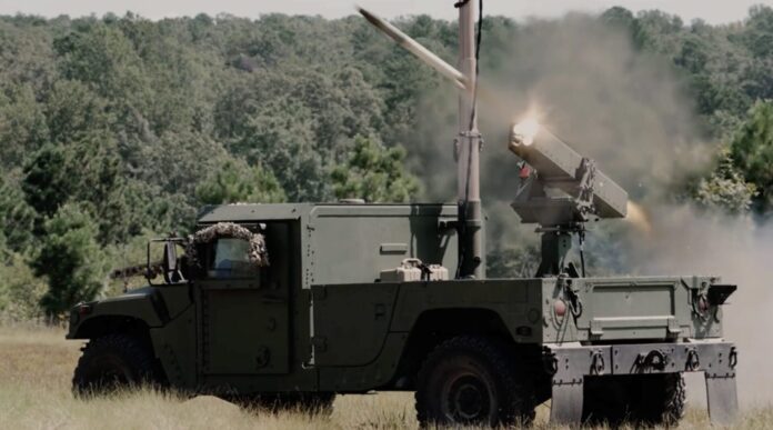 Vampire Counter-Drone-System in der Variante Vampire Stalker XR auf einem Standard-Humvee, beim Verschuss einer APKWS-Rakete.