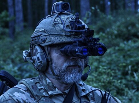 Die Theon NYX Nachtsichtbrille, auf der die Squad Binocular Night Vision Goggles (SBNVG) basiert.