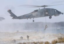 In Putlos werden zwei spanische Spezialeinheiten mit Fast-Rope-Verfahren von türkischen Sikorsky S-70B-2 Sea Hawk Hubschraubern abgesetzt.