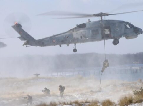 Steadfast Dart: Spanische Spezialkräfte üben in Deutschland 21 In Putlos werden zwei spanische Spezialeinheiten mit Fast-Rope-Verfahren von türkischen Sikorsky S-70B-2 Sea Hawk Hubschraubern abgesetzt.