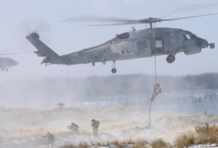 In Putlos werden zwei spanische Spezialeinheiten mit Fast-Rope-Verfahren von türkischen Sikorsky S-70B-2 Sea Hawk Hubschraubern abgesetzt.