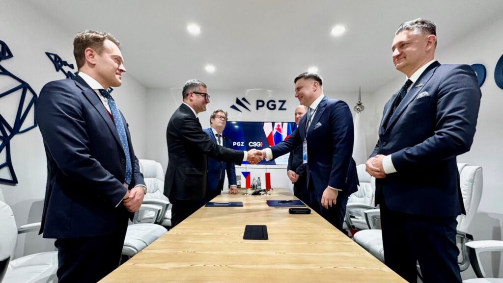 CSG und PGZ: Kooperation bei modularem Minenverlegesystem 4 Unterzeichnung der Kooperationsvereinbarung auf der World Defense Show 2026 in Riad.