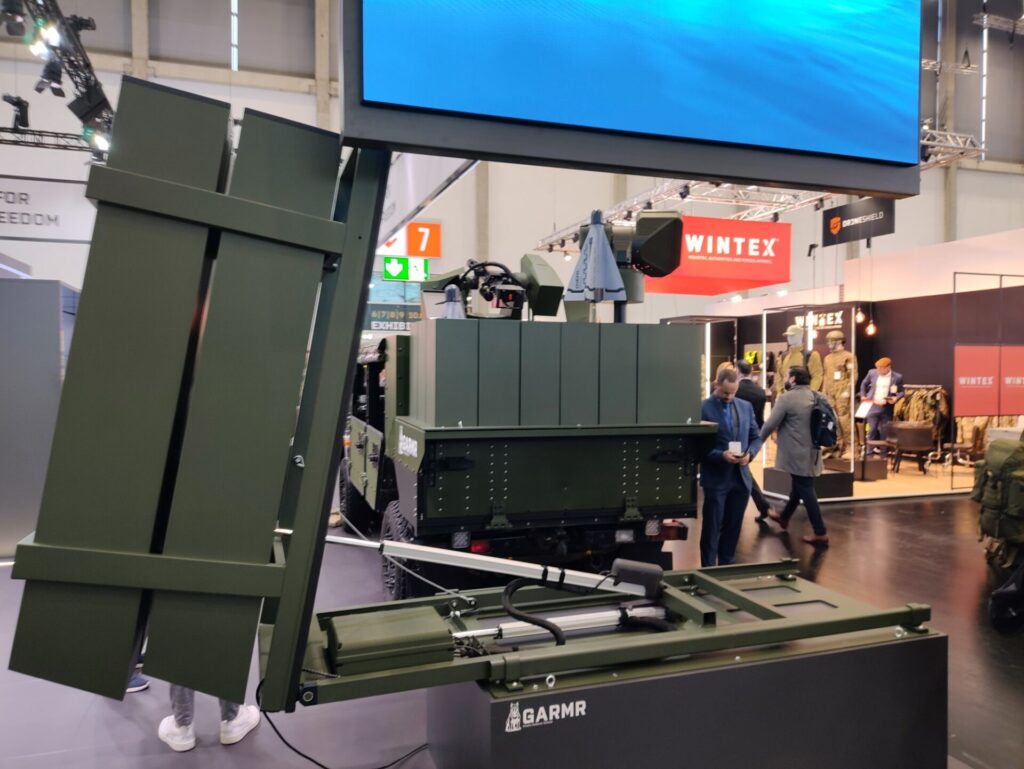 Garmr: Diehl stellt mobiles C-UAS-System auf Enforce Tac vor 2 Der seitlich elevierbare Vierfachstarter (vorn) als Alternative zum eingerüsteten Senkrechtstartmodul mit 15 Abfangdrohnen Cicada.