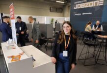 Für das Angebot Defence Career des Mittler Report Verlags betreut Caroline Lutzke (m.) die Jobzone auf der Enforce Tac 2026.