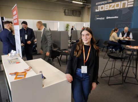 Für das Angebot Defence Career des Mittler Report Verlags betreut Caroline Lutzke (m.) die Jobzone auf der Enforce Tac 2026.