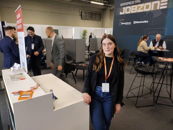 Für das Angebot Defence Career des Mittler Report Verlags betreut Caroline Lutzke (m.) die Jobzone auf der Enforce Tac 2026.
