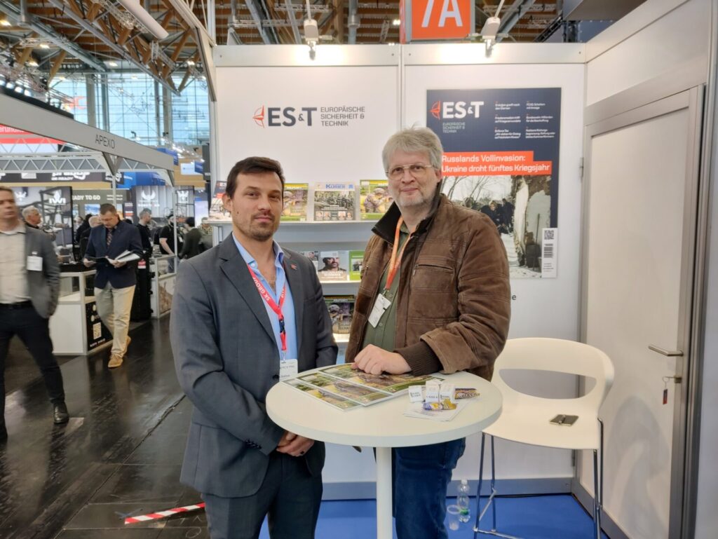 S&T-Redakteur Stefan Axel Boes (r.) auf der Enforce Tac im Gespräch mit Semion, Direktor Europa der SK Group.