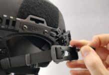 Die MITR-Maske lässt sich durch Clips mit einem Positionierungssystem und Magneten quasi blind an einem taktischen Helm befestigen und wieder abnehmen.