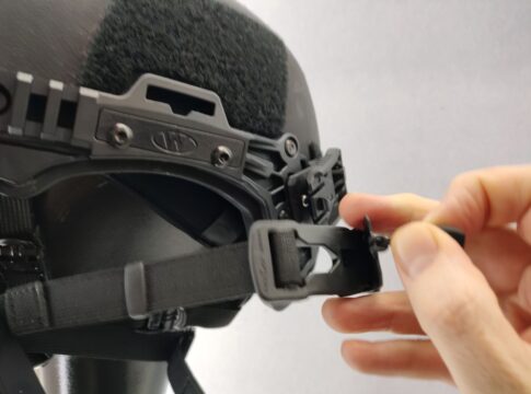 Die MITR-Maske lässt sich durch Clips mit einem Positionierungssystem und Magneten quasi blind an einem taktischen Helm befestigen und wieder abnehmen.
