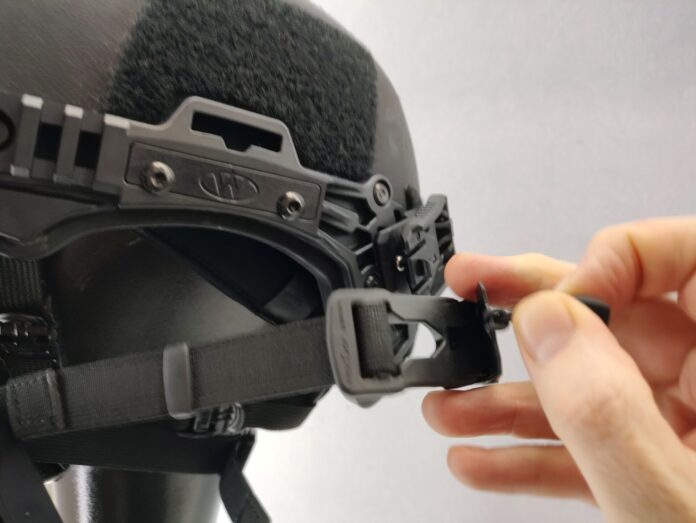 Die MITR-Maske lässt sich durch Clips mit einem Positionierungssystem und Magneten quasi blind an einem taktischen Helm befestigen und wieder abnehmen.