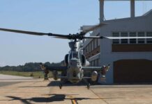 Ein Kampfhubschrauber AH-1Z Viper des USMC mit zwei Flugkörpern Red Wolf unter den äußeren Waffenstationen.