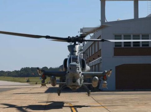 Ein Kampfhubschrauber AH-1Z Viper des USMC mit zwei Flugkörpern Red Wolf unter den äußeren Waffenstationen.