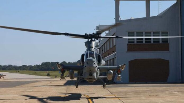 Ein Kampfhubschrauber AH-1Z Viper des USMC mit zwei Flugkörpern Red Wolf unter den äußeren Waffenstationen.