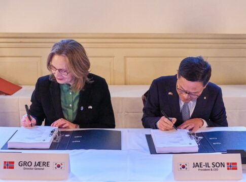 Gro Jære, Generaldirektorin der Beschaffungsbehörde Norwegens (l.) und Jae-il Son, CEO von Hanwha Aerospace, bei der Unterzeichnung des Auftrags für Chunmoo.