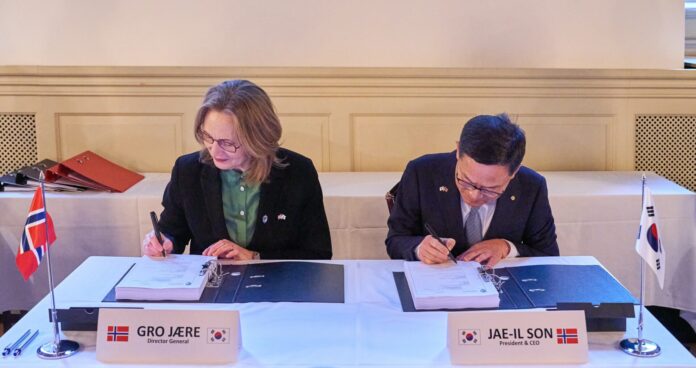 Gro Jære, Generaldirektorin der Beschaffungsbehörde Norwegens (l.) und Jae-il Son, CEO von Hanwha Aerospace, bei der Unterzeichnung des Auftrags für Chunmoo.