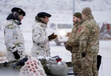 Französische Gebirgsjäger und dänische Soldaten bei der Erkundungsmission für die NATO-Operation Arctic Endurance zur Sicherung der Arktis.