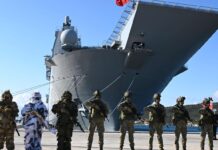 Türkische Soldaten vor dem Amphibienträger Anadolu, der im Rahmen der NATO-Übung Steadfast Dart 26 nach Kiel kommt.