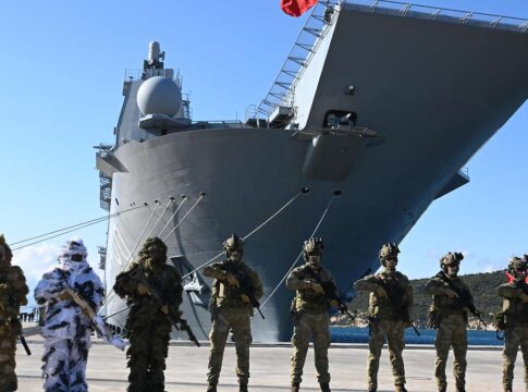 Steadfast Dart 2026: Allied Reaction Force läuft in Kiel ein 20 Türkische Soldaten vor dem Amphibienträger Anadolu, der im Rahmen der NATO-Übung Steadfast Dart 26 nach Kiel kommt.