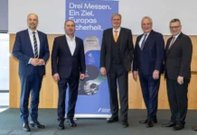 Politischer Austausch zur künftigen Entwicklung der Enforce Tac und des Sicherheitsclusters der NürnbergMesse: Andreas Krieglstein, Hubert Aiwanger, Peter Ottmann, Joachim Herrmann und Florian Herrmann (v. l.).