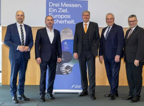 Enforce Tac: Bayern und Nürnberg stärken Stellung weiter 8 Politischer Austausch zur künftigen Entwicklung der Enforce Tac und des Sicherheitsclusters der NürnbergMesse: Andreas Krieglstein, Hubert Aiwanger, Peter Ottmann, Joachim Herrmann und Florian Herrmann (v. l.).