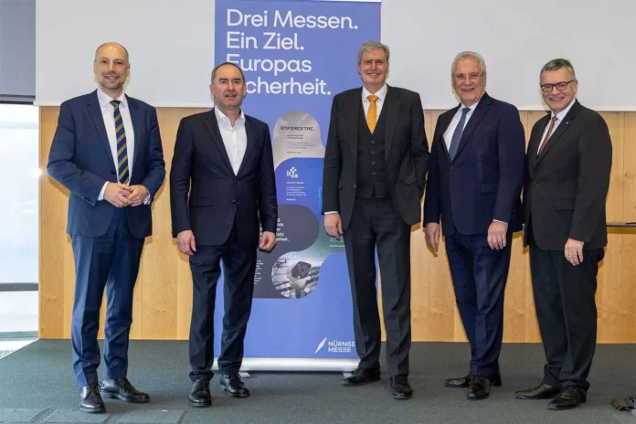 Politischer Austausch zur künftigen Entwicklung der Enforce Tac und des Sicherheitsclusters der NürnbergMesse: Andreas Krieglstein, Hubert Aiwanger, Peter Ottmann, Joachim Herrmann und Florian Herrmann (v. l.).