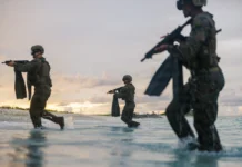 Recon Marines des Aufklärungszuges der 31st Marine Expeditionary Unit üben während der Verlegung in den Nahen Osten auf Diego Garcia für eine amphibische Landung und mögliche Operationen mit Spezialkräften im Irankrieg.