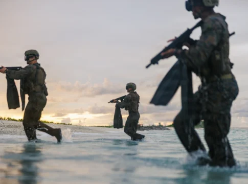 US-Spezialkräfte: Berichte über Stationierung im Nahen Osten 5 Recon Marines des Aufklärungszuges der 31st Marine Expeditionary Unit üben während der Verlegung in den Nahen Osten auf Diego Garcia für eine amphibische Landung und mögliche Operationen mit Spezialkräften im Irankrieg.