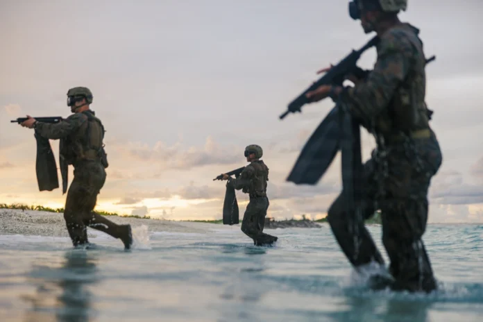 Recon Marines des Aufklärungszuges der 31st Marine Expeditionary Unit üben während der Verlegung in den Nahen Osten auf Diego Garcia für eine amphibische Landung und mögliche Operationen mit Spezialkräften im Irankrieg.