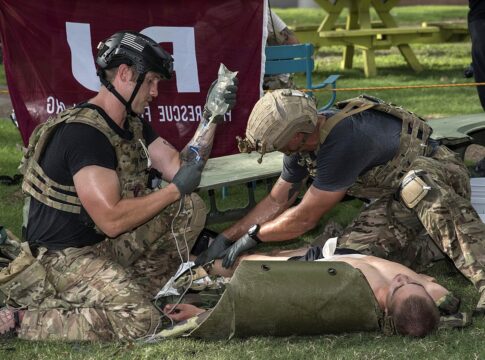 U.S. Air Force Pararescue: Kampfretter bei Flugzeugabstürzen 20 Angehörige der U.S. Air Force Pararescue beim PJ Rodeo 2018, einem jährlichen Wettbewerb aktiver und ehemaliger "Parajumper".