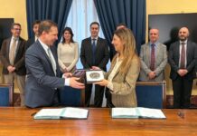 Fabio Sgarzi, Geschäftsführer von RWM Italia, und Fiammetta Salmoni, Generaldirektorin der Agenzia Industrie Difesa, nach der Unterzeichnung zur Kampfwertsteigerung der italienischen Panzerabwehrmine MATS.