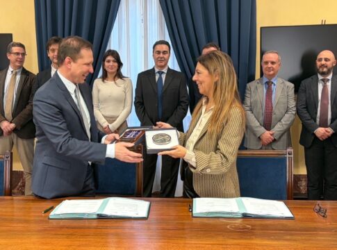 Kampfwertsteigerung der italienischen MATS-Panzerabwehrmine 30 Fabio Sgarzi, Geschäftsführer von RWM Italia, und Fiammetta Salmoni, Generaldirektorin der Agenzia Industrie Difesa, nach der Unterzeichnung zur Kampfwertsteigerung der italienischen Panzerabwehrmine MATS.