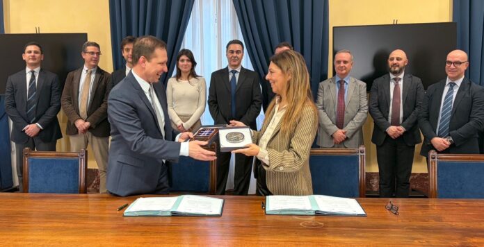 Fabio Sgarzi, Geschäftsführer von RWM Italia, und Fiammetta Salmoni, Generaldirektorin der Agenzia Industrie Difesa, nach der Unterzeichnung zur Kampfwertsteigerung der italienischen Panzerabwehrmine MATS.
