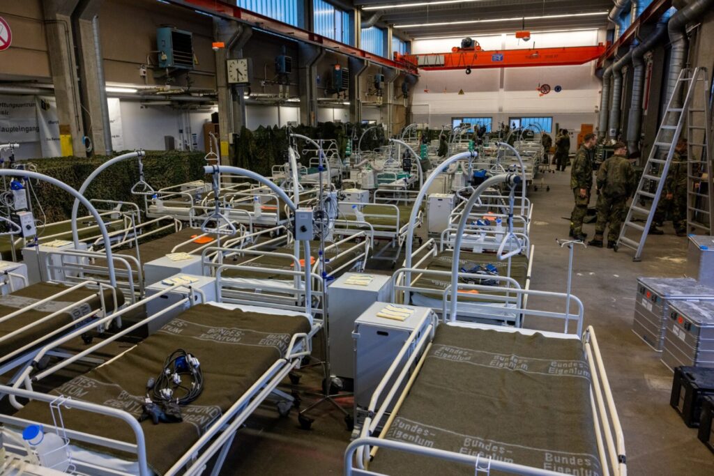 Die Integration der modularen Sanitätseinrichtungen in vorhandene feste Infrastrukturen wie Hallen oder auch Keller ist ein Schritt um der Gefahr aus der Luft entgegen zu wirken.
