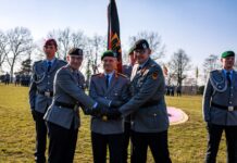 Oberst Tobias Aust, Generalmajor Alexander Krone, Kommandeur der 1. Panzerdivision, und Brigadegeneral Marco Eggert (v. l.) besiegeln per Handschlag die Übergabe des Kommandos über die Panzerbrigade 21.