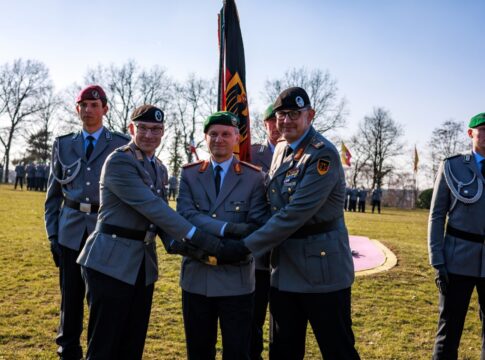 Panzerbrigade 21 "Lipperland": Führungswechsel in Augustdorf 6 Oberst Tobias Aust, Generalmajor Alexander Krone, Kommandeur der 1. Panzerdivision, und Brigadegeneral Marco Eggert (v. l.) besiegeln per Handschlag die Übergabe des Kommandos über die Panzerbrigade 21.