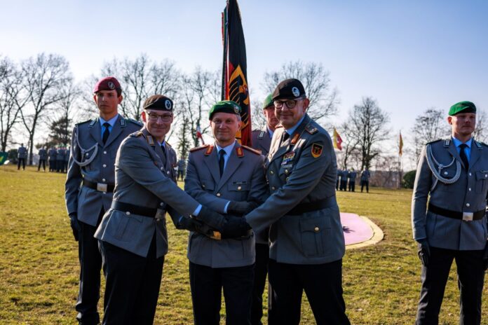 Oberst Tobias Aust, Generalmajor Alexander Krone, Kommandeur der 1. Panzerdivision, und Brigadegeneral Marco Eggert (v. l.) besiegeln per Handschlag die Übergabe des Kommandos über die Panzerbrigade 21.